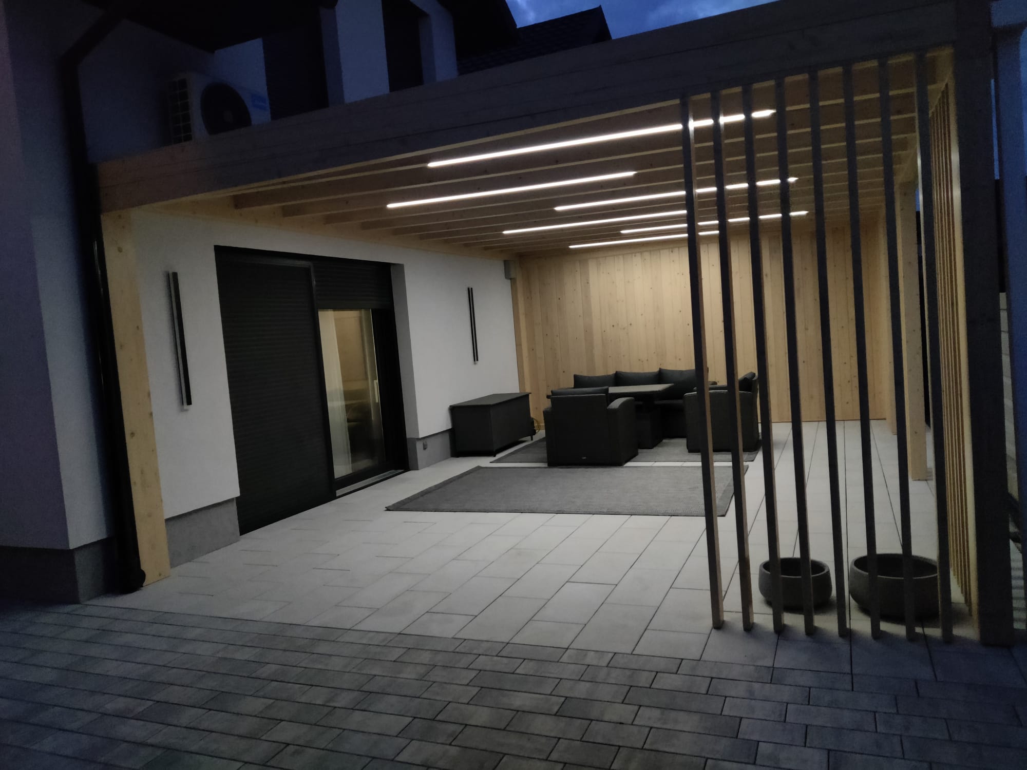 Pergola drewniana z oświetleniem LED